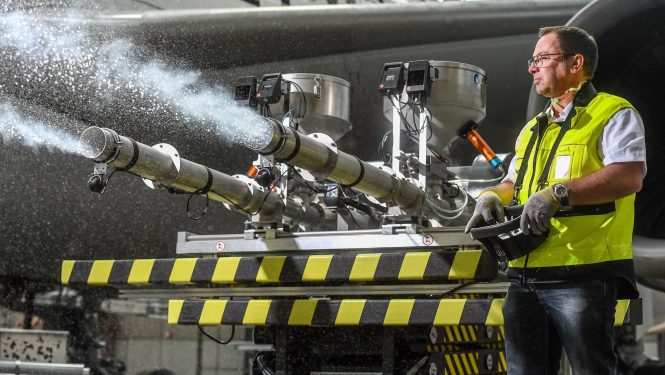 Wenige Millimeter große CO2-Trockeneispellets reinigen Verschmutzungen in Triebwerken Wenige Millimeter große CO2-Trockeneispellets reinigen Verschmutzungen in Triebwerken