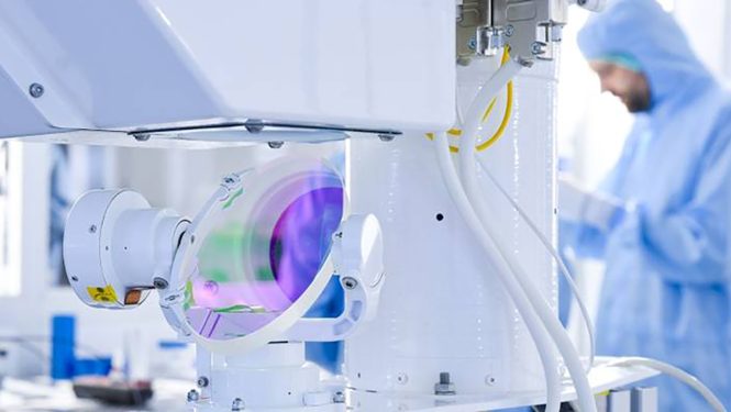 Integration des Flugterminals MLT-70 im Reinraum bei ViaLight Integration des Flugterminals MLT-70 im Reinraum bei ViaLight