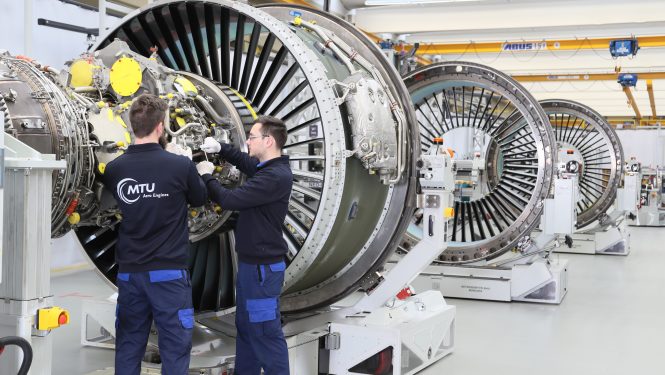 Die MTU hat die weltweit erste bodengeführte Endmontagelinie für Getriebefan-Triebwerke in München geschaffen. Die MTU hat die weltweit erste bodengeführte Endmontagelinie für Getriebefan-Triebwerke in München geschaffen.