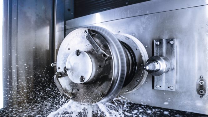 Das Präzise Elektrochemische Abtragen löst das Metall mit Hilfe von Stromflüssen Schicht für Schicht auf und bringt es so in die gewünschte Form. Das Präzise Elektrochemische Abtragen löst das Metall mit Hilfe von Stromflüssen Schicht für Schicht auf und bringt es so in die gewünschte Form.
