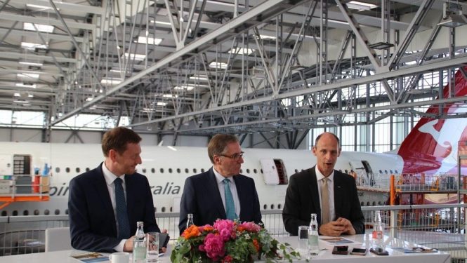 v.l.n.r.: Sachsens Ministerpräsident Michael Kretschmer, Dr. Andreas Sperl, Geschäftsführer der Elbe Flugzeugwerke (EFW) und BDLI-Präsident Dr. Klaus Richter 