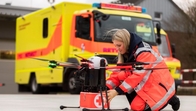 Drohnen statt Blaulichtfahrzeuge können künftig den akuten Transport medizinischer Proben übernehmen – und die Patientenversorgung verbessern. Drohnen statt Blaulichtfahrzeuge können künftig den akuten Transport medizinischer Proben übernehmen – und die Patientenversorgung verbessern.