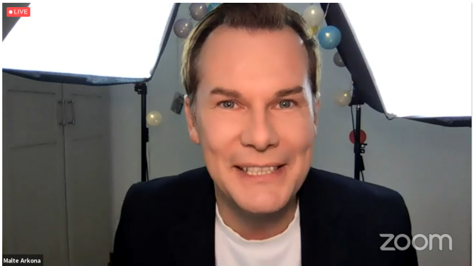 TV-Moderator Malte Arkona zeichnet die Gewinner der BDLI-Nachwuchsinitiative ZUKUNFTSFLIEGER aus TV-Moderator Malte Arkona zeichnet die Gewinner der BDLI-Nachwuchsinitiative ZUKUNFTSFLIEGER aus