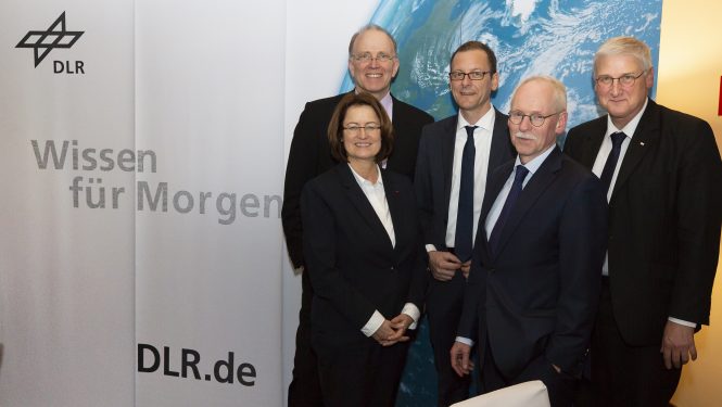 v.l.n.r.: Antje Grotheer (Präsidentin der Bremischen Bürgerschaft), Marco R. Fuchs (BDLI Fizepräsident Raumfahrt), Martin Günthner (Senator für Wirtschaft, Arbeit und Häfen sowie Justiz und Verfassung in Bremen, Dr. Gerd R. Kraft (Deutsches Zentrum für Luft- und Raumfahrt - DLR, Professort Hansjörg Dittus (DLR Vorstand Raumfahrtforschung) I © DLR v.l.n.r.: Antje Grotheer (Präsidentin der Bremischen Bürgerschaft), Marco R. Fuchs (BDLI Fizepräsident Raumfahrt), Martin Günthner (Senator für Wirtschaft, Arbeit und Häfen sowie Justiz und Verfassung in Bremen, Dr. Gerd R. Kraft (Deutsches Zentrum für Luft- und Raumfahrt - DLR, Professort Hansjörg Dittus (DLR Vorstand Raumfahrtforschung) I © DLR