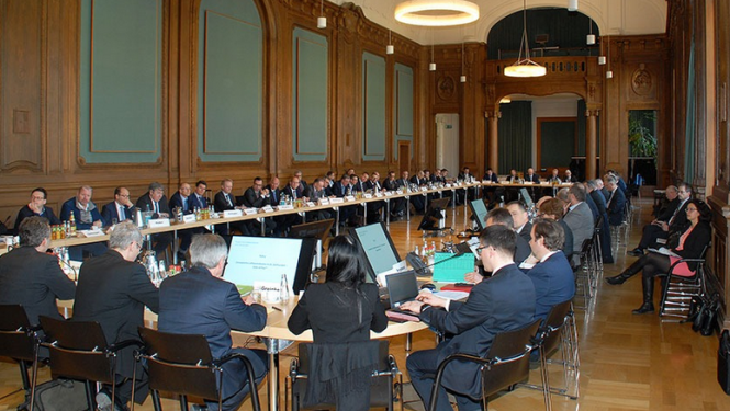 Runder Tisch Luftfahrtindustrie im Bundeswirtschaftsministerium (© BMWi/Andreas Mertens) Runder Tisch Luftfahrtindustrie im Bundeswirtschaftsministerium (© BMWi/Andreas Mertens)