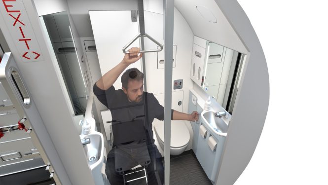 Mithilfe von Halterungen an Decke und Wand können Rollstuhlfahrer sich auf die Toilette heben Mithilfe von Halterungen an Decke und Wand können Rollstuhlfahrer sich auf die Toilette heben