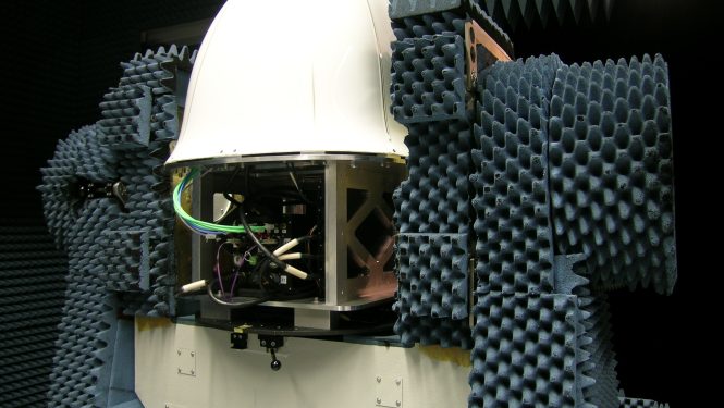 HENSOLDTs Kollisionswarnradar mit einem neu entwickelten Radom (Flugzeugnase) in der Testkammer. HENSOLDTs Kollisionswarnradar mit einem neu entwickelten Radom (Flugzeugnase) in der Testkammer.