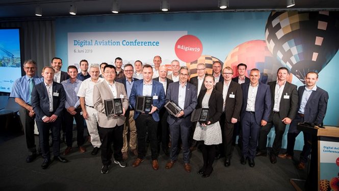 Gewinner, Finalisten, Ausrichter, Laudatoren und Jurymitglieder des IDL 2019. Gewinner, Finalisten, Ausrichter, Laudatoren und Jurymitglieder des IDL 2019.