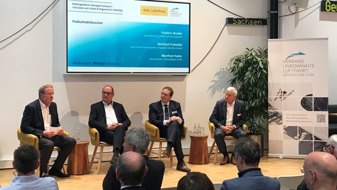 v.l.n.r.: Michael Garvens, Vorsitzender VUL-Lenkungsausschuss, Winfried Finkeldei, Leiter Airport Training Center, Flughafen Köln Bonn GmbH, Frédéric Bruder, Geschäftsführer, ADAC Luftrettung gGmbH, Manfred Hader, Senior Partner, Roland Berger GmbH v.l.n.r.: Michael Garvens, Vorsitzender VUL-Lenkungsausschuss, Winfried Finkeldei, Leiter Airport Training Center, Flughafen Köln Bonn GmbH, Frédéric Bruder, Geschäftsführer, ADAC Luftrettung gGmbH, Manfred Hader, Senior Partner, Roland Berger GmbH