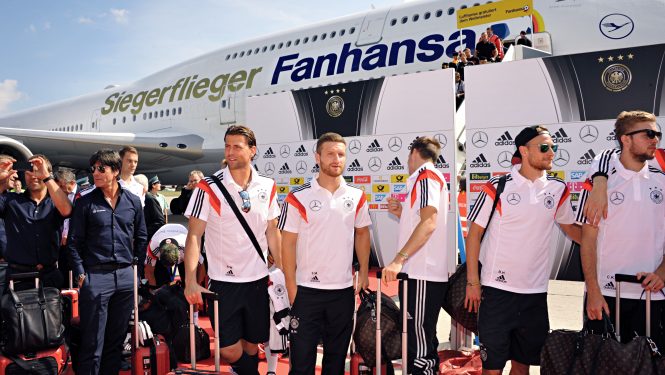 Quelle: www.Lufthansa.com Der Siegerflieger der Lufthansa brachte die deutsche Fußballnationalmannschaft 2014 als frischgebackenen Weltmeister aus Rio de Janeiro zurück nach Berlin.
