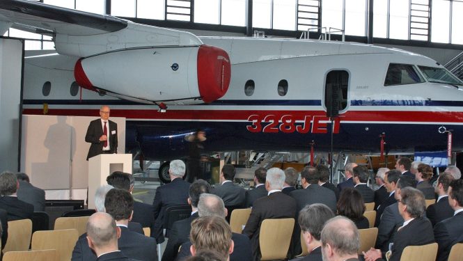 Neben interessanten Impulsvorträgen und Diskussionen in den Arbeitsgruppen des „World Café“, kam auch das Networking in der tollen Luftfahrtumgebung des Hangars von Aero Bildung nicht zu kurz Neben interessanten Impulsvorträgen und Diskussionen in den Arbeitsgruppen des „World Café“, kam auch das Networking in der tollen Luftfahrtumgebung des Hangars von Aero Bildung nicht zu kurz