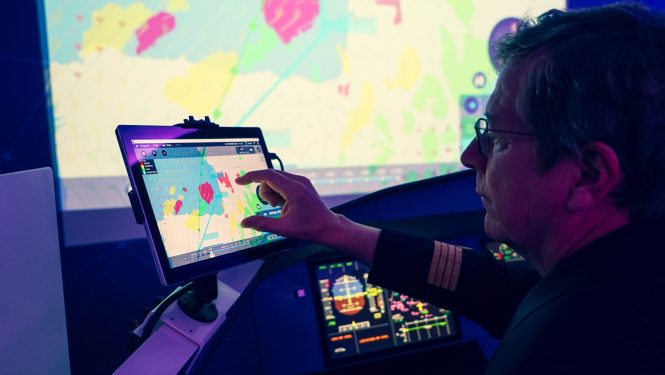 PureFlyt schließt die Lücke zwischen Flugmanagementsystem und Electronic Flight Bag – und erleichtert damit die Arbeit von Piloten und hilft, Treibstoff und CO2-Emissonen zu sparen. PureFlyt schließt die Lücke zwischen Flugmanagementsystem und Electronic Flight Bag – und erleichtert damit die Arbeit von Piloten und hilft, Treibstoff und CO2-Emissonen zu sparen.