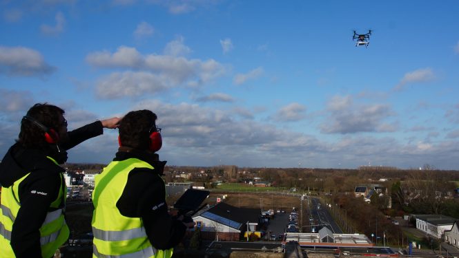 Mitarbeiter von umlaut messen in Testflügen mit einer Drohne die Qualität des Mobilfunknetzes im niedrigen Luftraum.
