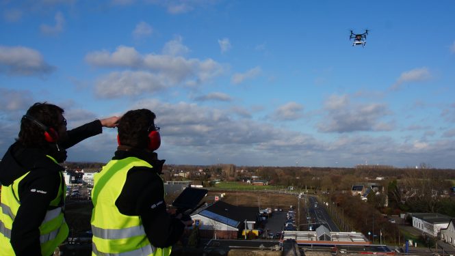 Mitarbeiter von umlaut messen in Testflügen mit einer Drohne die Qualität des Mobilfunknetzes im niedrigen Luftraum. Mitarbeiter von umlaut messen in Testflügen mit einer Drohne die Qualität des Mobilfunknetzes im niedrigen Luftraum.