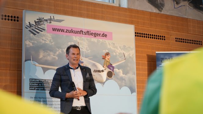 KiKA-Moderator Malte Arkona moderiert die erste digitale Preisverleihung "Zukunftsflieger"
