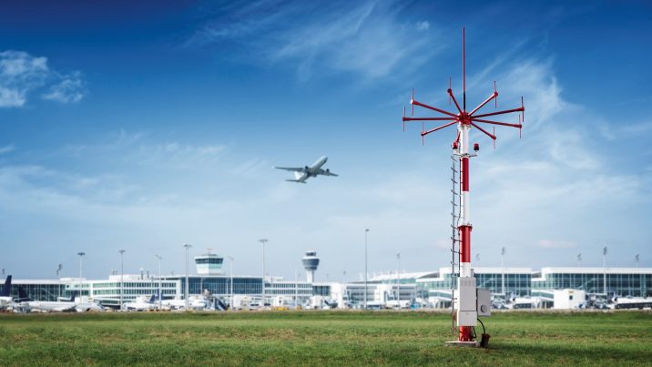 Die komplette Technik des Funkpeilsystems DF-ATC-S ist in einer Mastbox integriert
