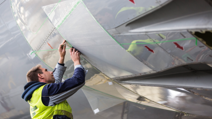 Lufthansa Technik ist es zusammen mit BASF Coatings gelungen, die einzigartige Haifischhaut großflächig nachzubilden – der neue Oberflächenfilm AeroSHARK wird demnächst Kerosinbedarf und damit CO2-Emissionen der Luftfahrt um Zehntausende Tonnen senken.