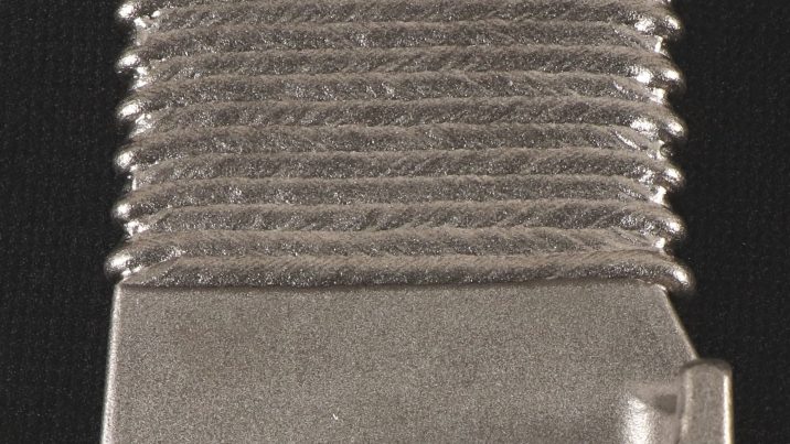 Gerade für hohe und zugleich dünne Bauteile ist additive Fertigung deutlich effizienter als Schmieden. Hier: Der Sockel als Grundelement wird geschmiedet, der obere Teil additiv ergänzt.