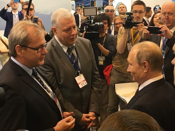 Volker Thum begrüßt Präsident Putin auf der MAKS International Aviation and Space Salon 