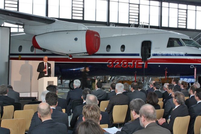 Networking im Hangar von Aero Bildung  