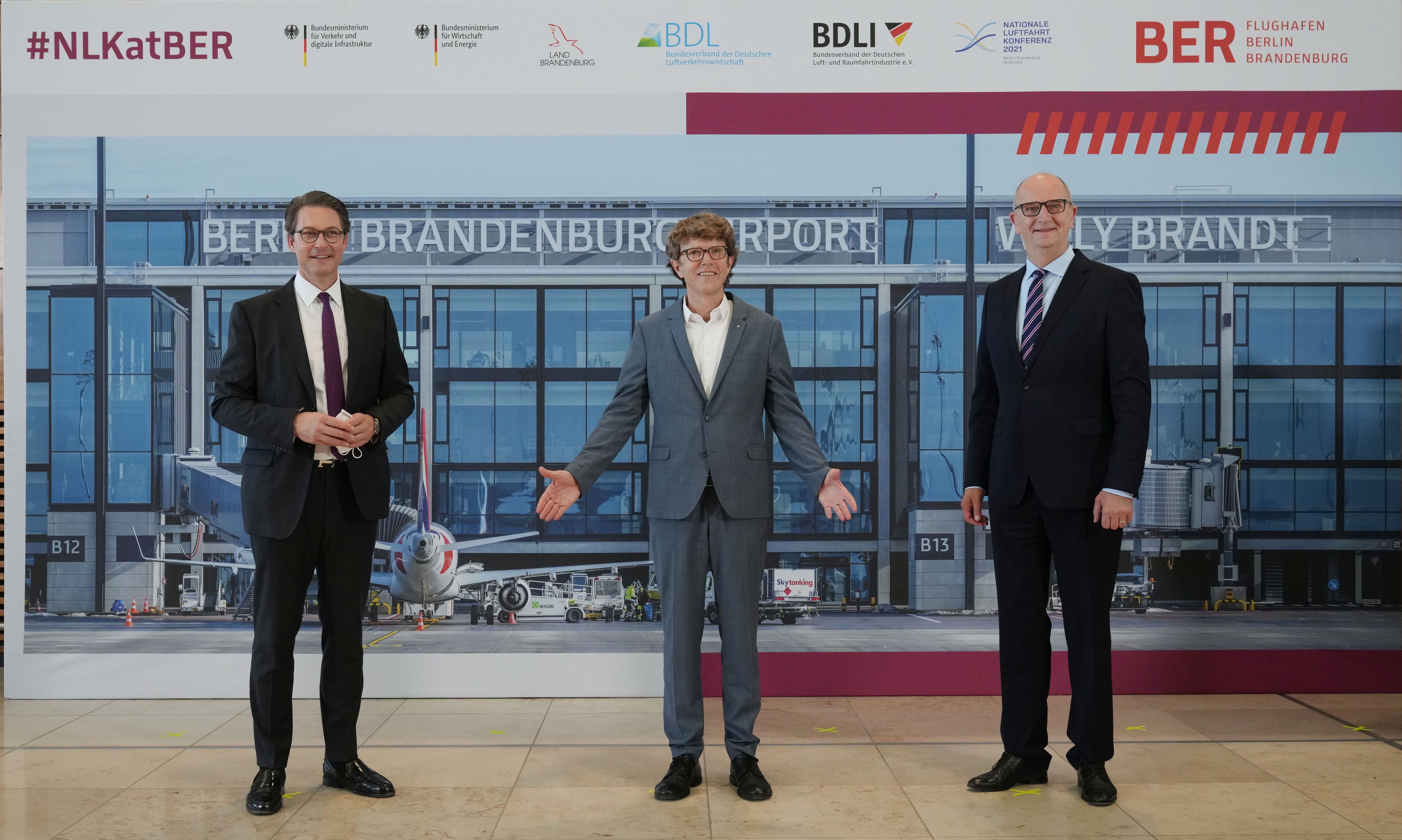 Auftakt zur 2. Nationalen Luftfahrtkonferenz: Flughafenchef Engelbert Lütke Daldrup mit Bundesverkehrsminister Andreas Scheuer und Brandenburgs Ministerpräsidenten Dietmar Woidke (Copyright: Oliver Lang / Flughafen Berlin Brandenburg GmbH) 