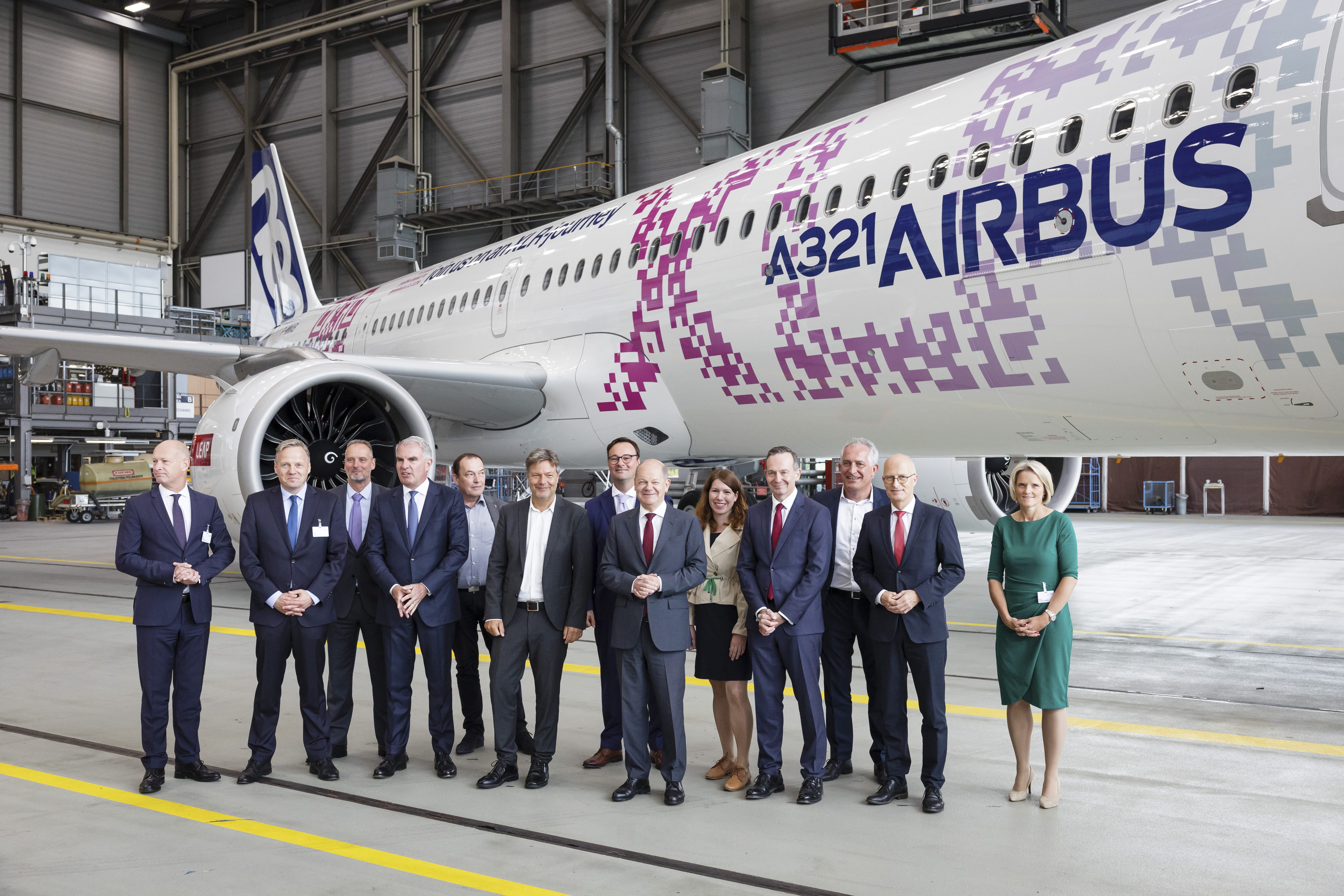 Bundeskanzler Olaf Scholz eröffnet die 3. Nationale Luftverkehrskonferenz am Flughafen Hamburg bei Lufthansa Technik. (Foto: Dirk Deckbar) 