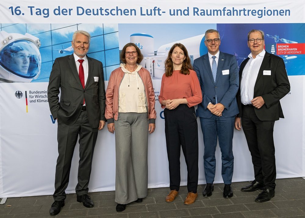 v.l.n.r.: Holger W. Oelze, Vorstandsvorsitzender der AVIASPACE BREMEN e.V., Kristina Vogt, Senatorin für Wirtschaft, Arbeit und Europa der Freien Hansestadt Bremen, Dr. Anna Christmann, MdB, Koordinatorin der Bundesregierung für die deutsche Luft- und Raumfahrt, Martin Kroell, BDLI-Mittelstandsbeauftragter und Mitglied des Präsidiums, Volker Thum, BDLI-Hauptgeschäftsführer