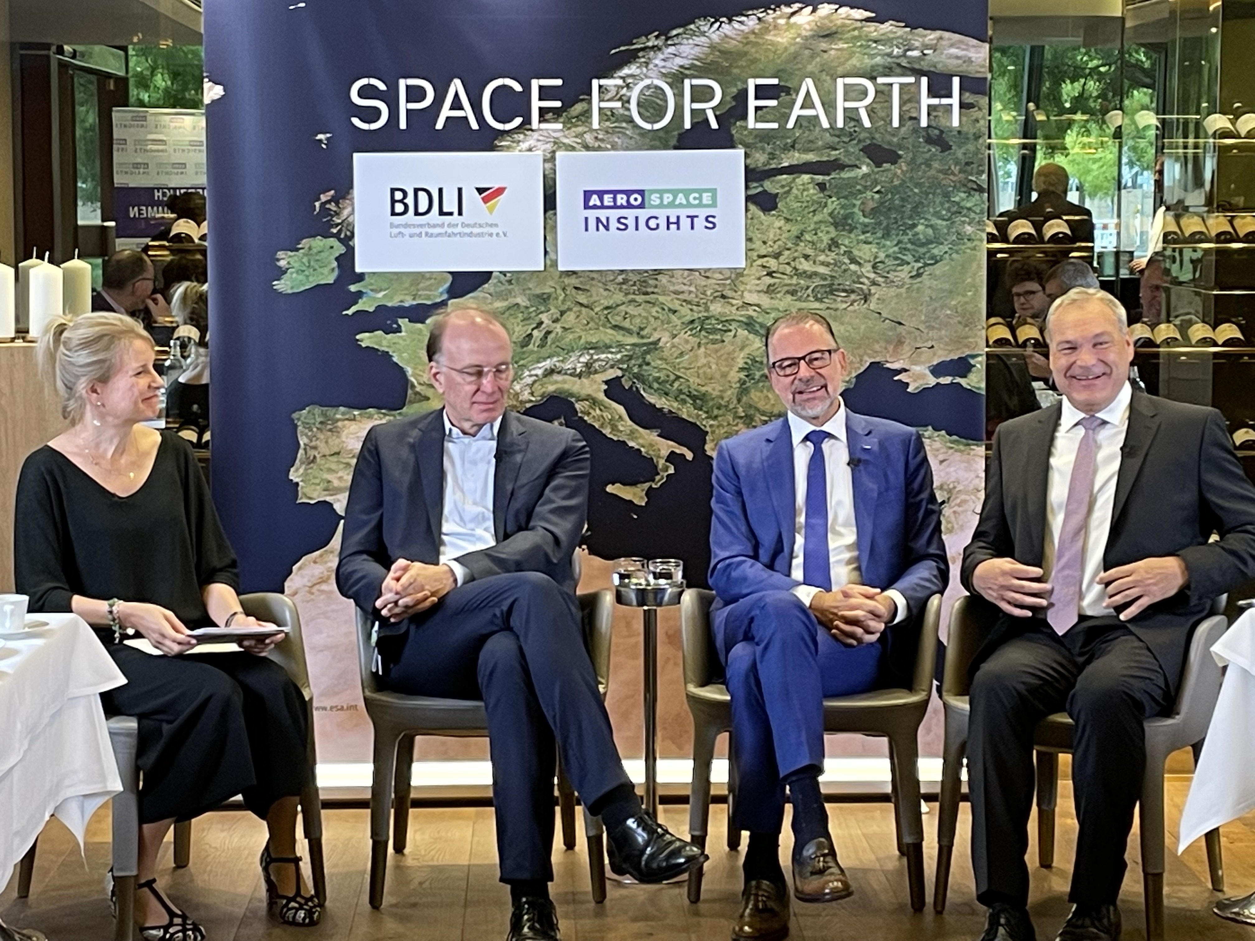 v.l.n.r.: Nicole Thalhofer, Abteilungsleiterin Raumfahrt im BDLI (Moderation), Marco Fuchs, BDLI-Vize-Präsident Raumfahrt, Mitglied im BDLI-Präsidium, Dr. Josef Aschbacher, Generaldirektor der Europäischen Weltraumorganisation (ESA) & Dr. Walther Pelzer, Vorstandsmitglied Deutsches Zentrum für Luft- und Raumfahrt e.V. (DLR), Leiter der Deutschen Raumfahrtagentur im DLR.    