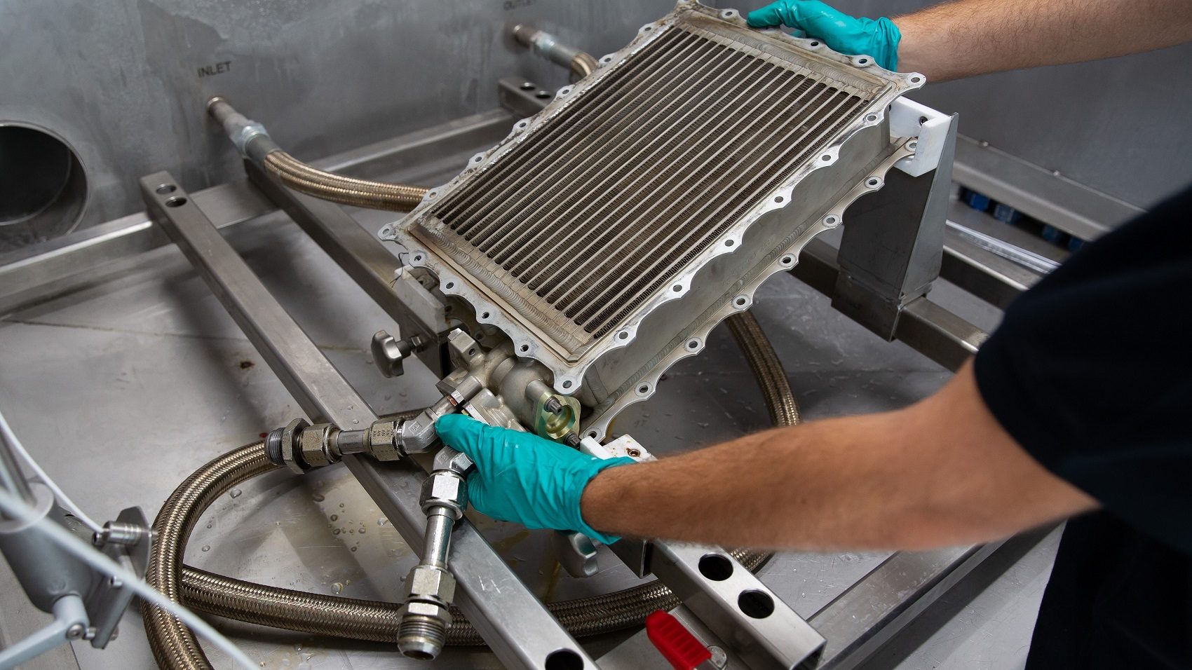 Weltweit erste automatisierte Reinigungsanlage für Triebwerks-Wärmetauscher