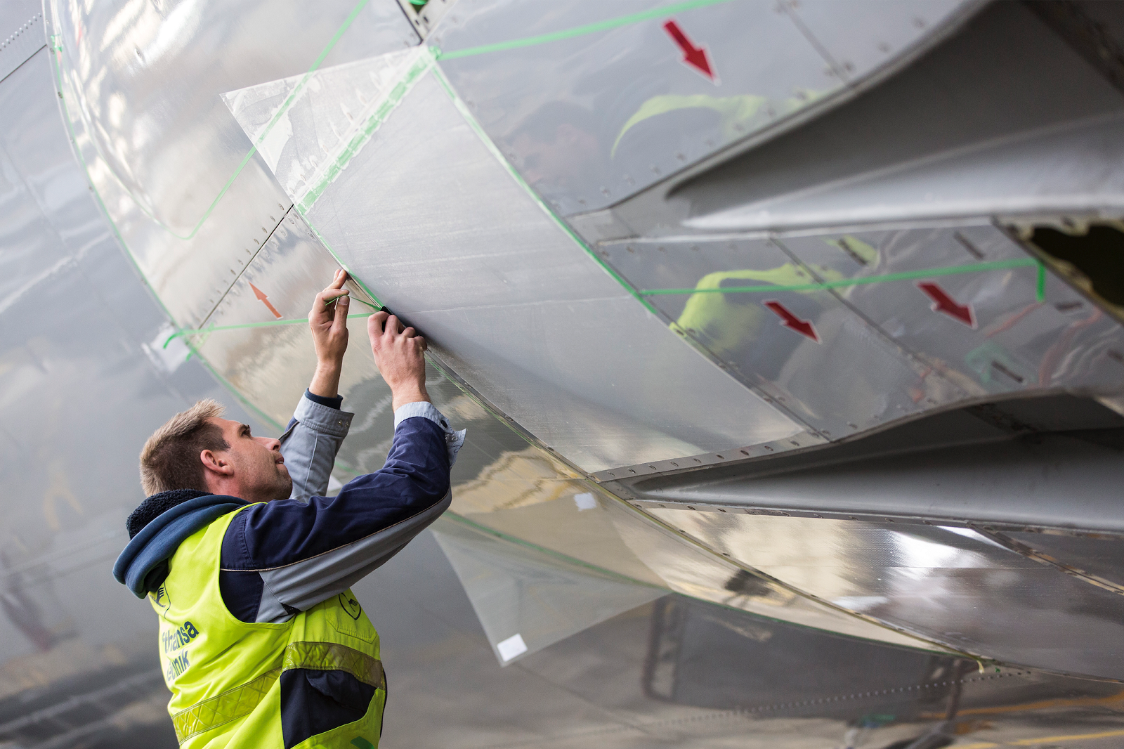 Lufthansa Technik ist es zusammen mit BASF Coatings gelungen, die einzigartige Haifischhaut großflächig nachzubilden – der neue Oberflächenfilm AeroSHARK wird demnächst Kerosinbedarf und damit CO2-Emissionen der Luftfahrt um Zehntausende Tonnen senken.