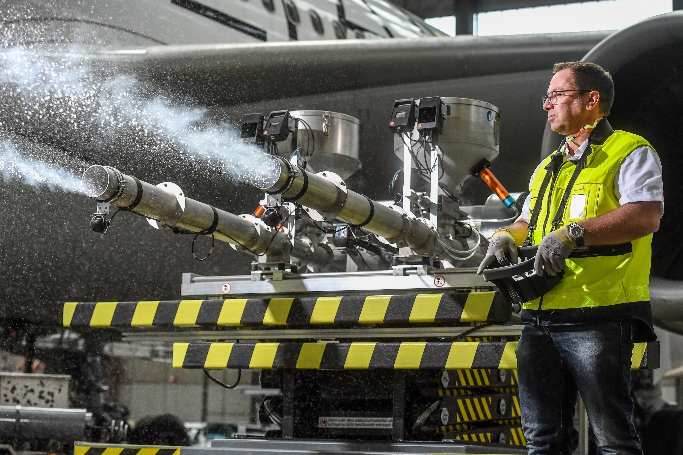 Wenige Millimeter große CO2-Trockeneispellets reinigen Verschmutzungen in Triebwerken