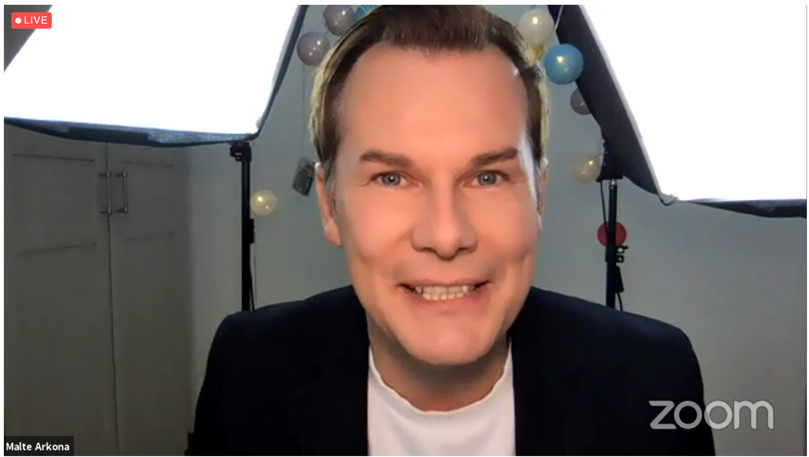 TV-Moderator Malte Arkona zeichnet die Gewinner der BDLI-Nachwuchsinitiative  ZUKUNFTSFLIEGER aus 