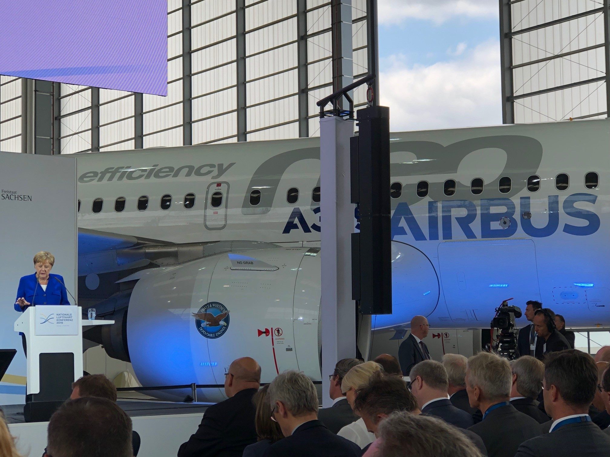 Bundeskanzlerin Merkel spricht sich bei 1. Nationaler Luftfahrtkonferenz für moderne Mobilität ohne Verbote aus, die den Innovationstreiber Luftfahrt auf dem Weg zum klimaneutralen Flug voran bringt.