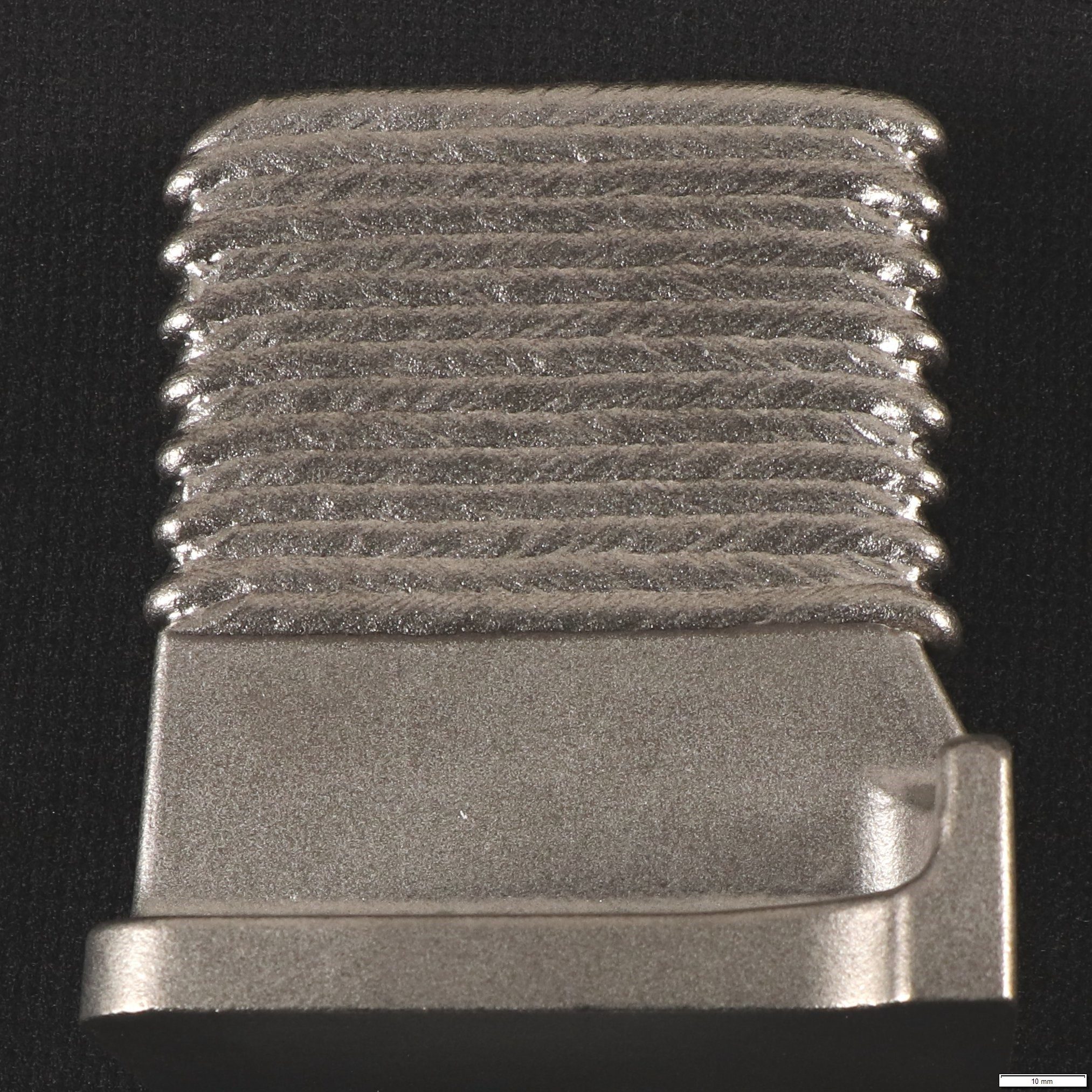 Gerade für hohe und zugleich dünne Bauteile ist additive Fertigung deutlich effizienter als Schmieden. Hier: Der Sockel als Grundelement wird geschmiedet, der obere Teil additiv ergänzt.
