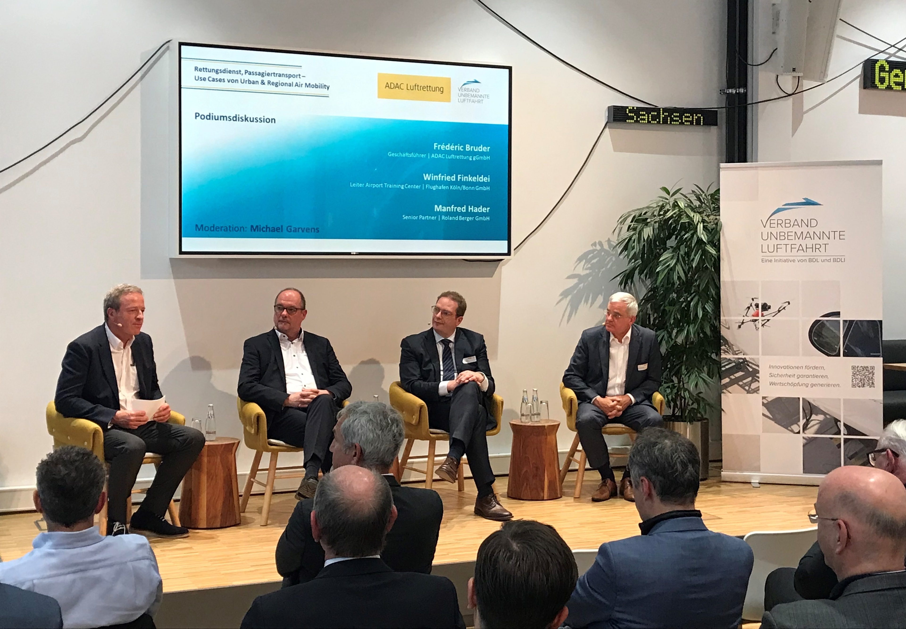 v.l.n.r.: Michael Garvens, Vorsitzender VUL-Lenkungsausschuss,  Winfried Finkeldei, Leiter Airport Training Center, Flughafen Köln Bonn GmbH,  Frédéric Bruder, Geschäftsführer, ADAC Luftrettung gGmbH, Manfred Hader, Senior Partner, Roland Berger GmbH