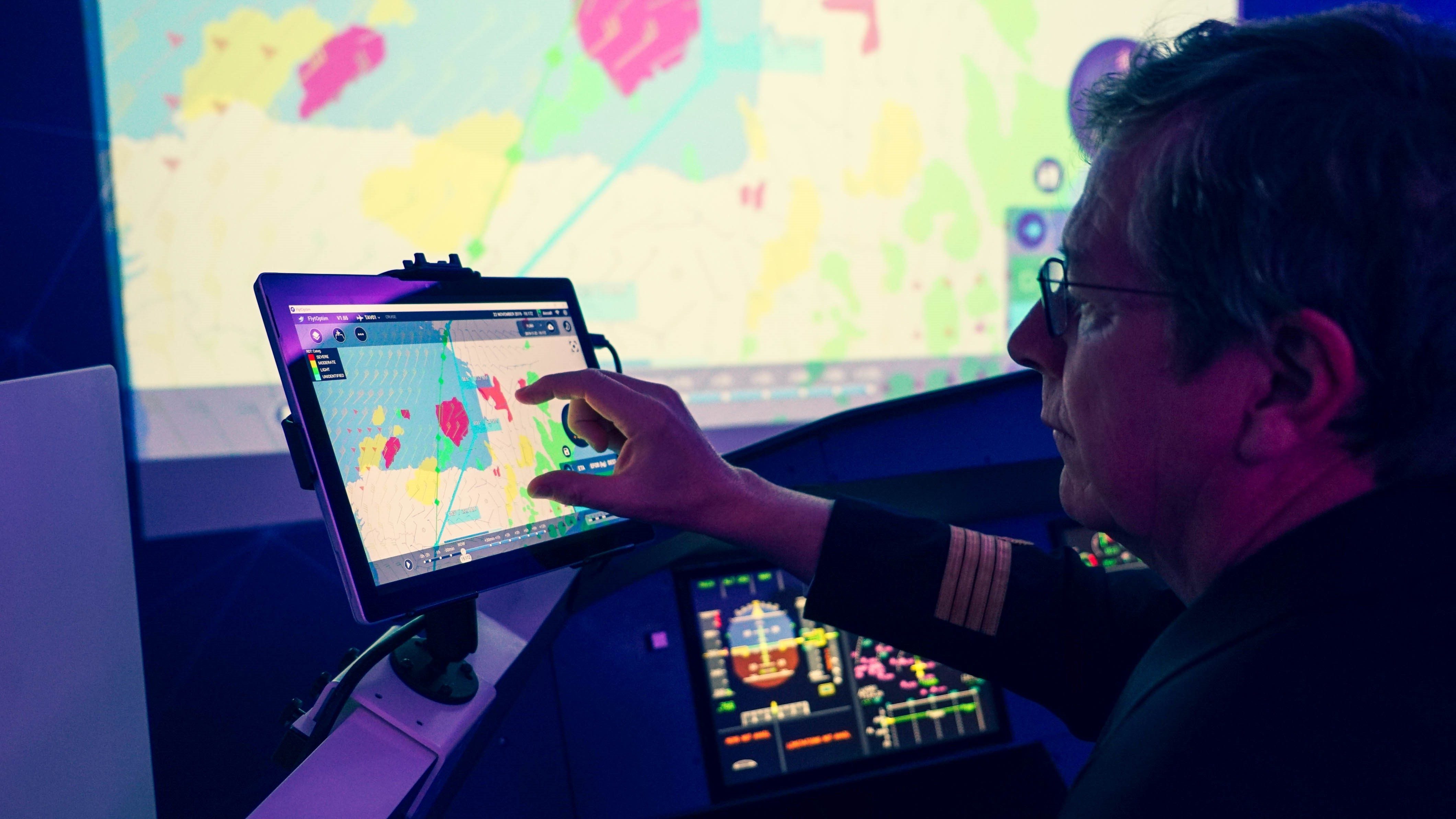 PureFlyt schließt die Lücke zwischen Flugmanagementsystem und Electronic Flight Bag – und erleichtert damit die Arbeit von Piloten und hilft, Treibstoff und CO2-Emissonen zu sparen.