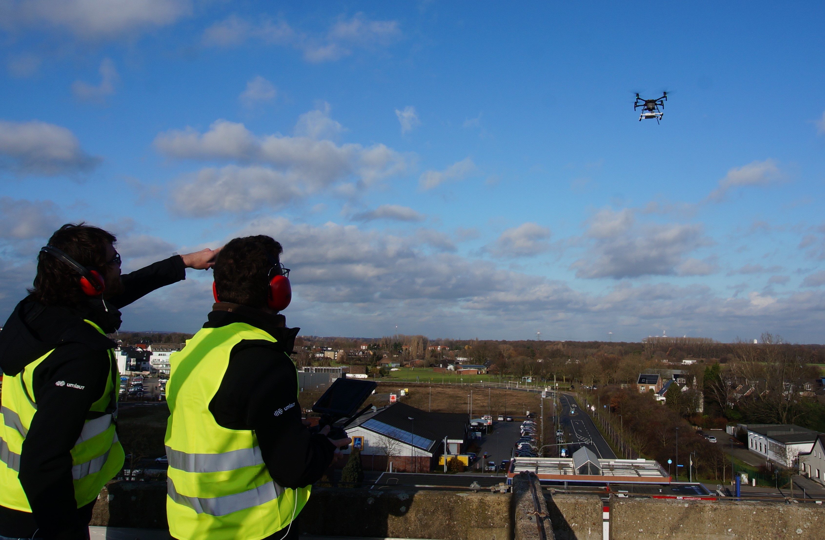 Mitarbeiter von umlaut messen in Testflügen mit einer Drohne die Qualität des Mobilfunknetzes im niedrigen Luftraum.
