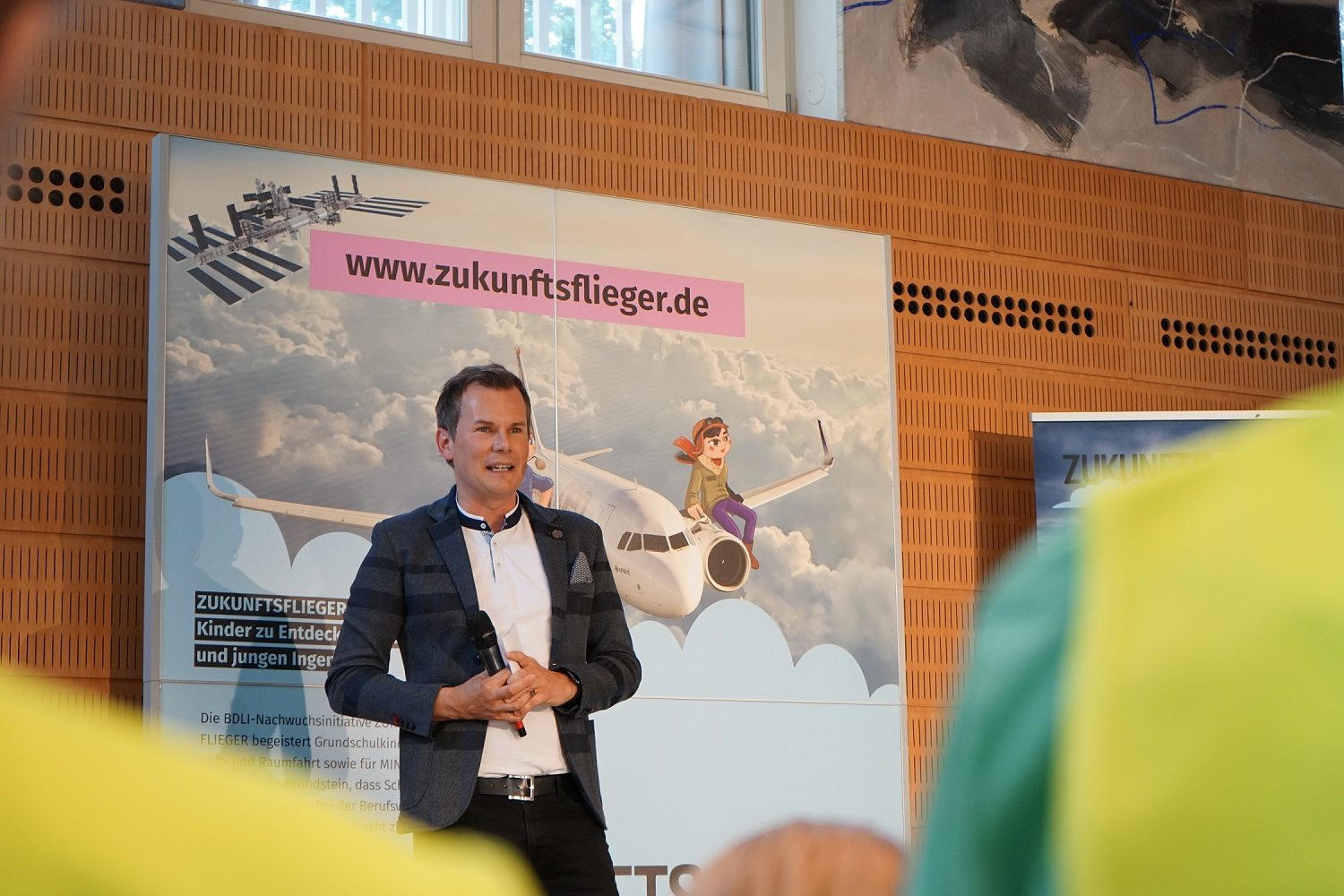 KiKA-Moderator Malte Arkona moderiert die erste digitale Preisverleihung "Zukunftsflieger"
